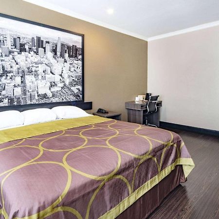 במוטל לוס אנג'לס Super 8 By Wyndham North Hollywood מראה חיצוני תמונה