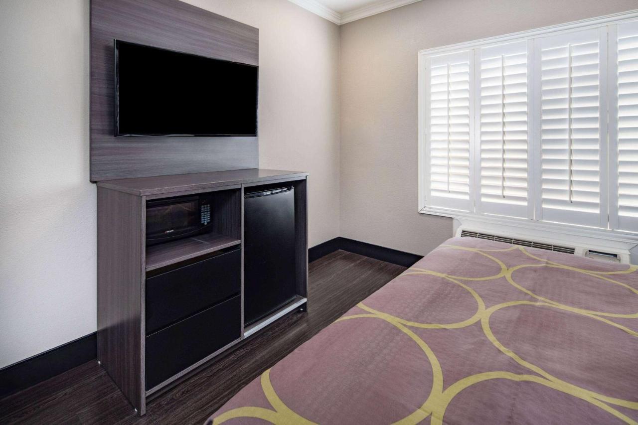 במוטל לוס אנג'לס Super 8 By Wyndham North Hollywood מראה חיצוני תמונה